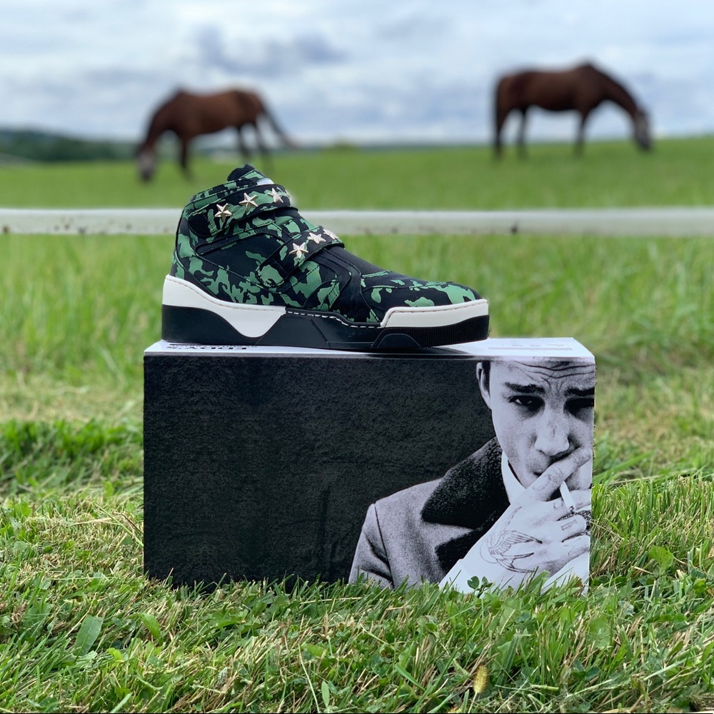 All sizes are available. - Picture 3 of 8